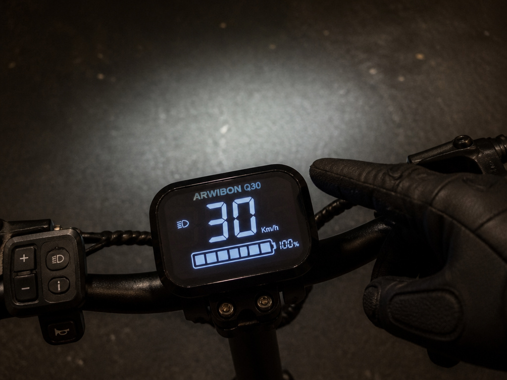 Arwibon Q30 scooter display showing speed in km/h and dim headlight.