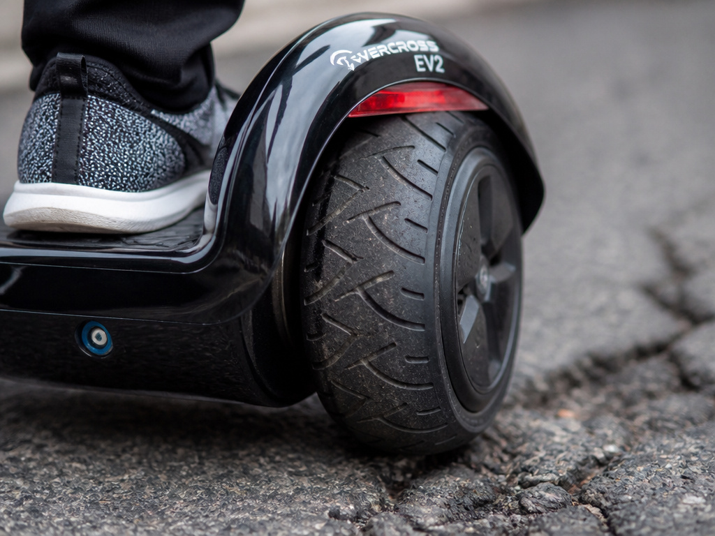 Evercross hoverboard tire tread detail on asphalt and rough terrain.
